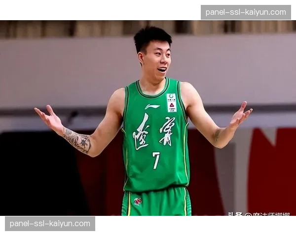 特写：张镇麟隔扣后向观众示意，点燃辽宁主场气氛