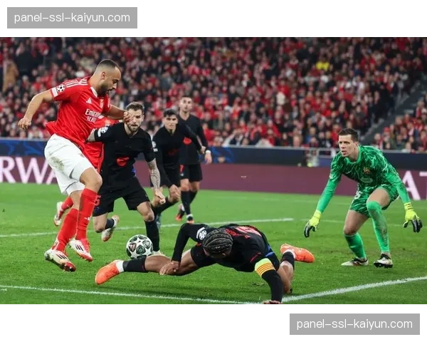 特写：残障球迷通过场馆新设的触觉反馈座椅，感受尤文图斯进球瞬间的震动波